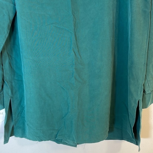 NWT. STUNT Collections Washable 100% Silk Button Up Shirt. Medium - Picture 10 of 11